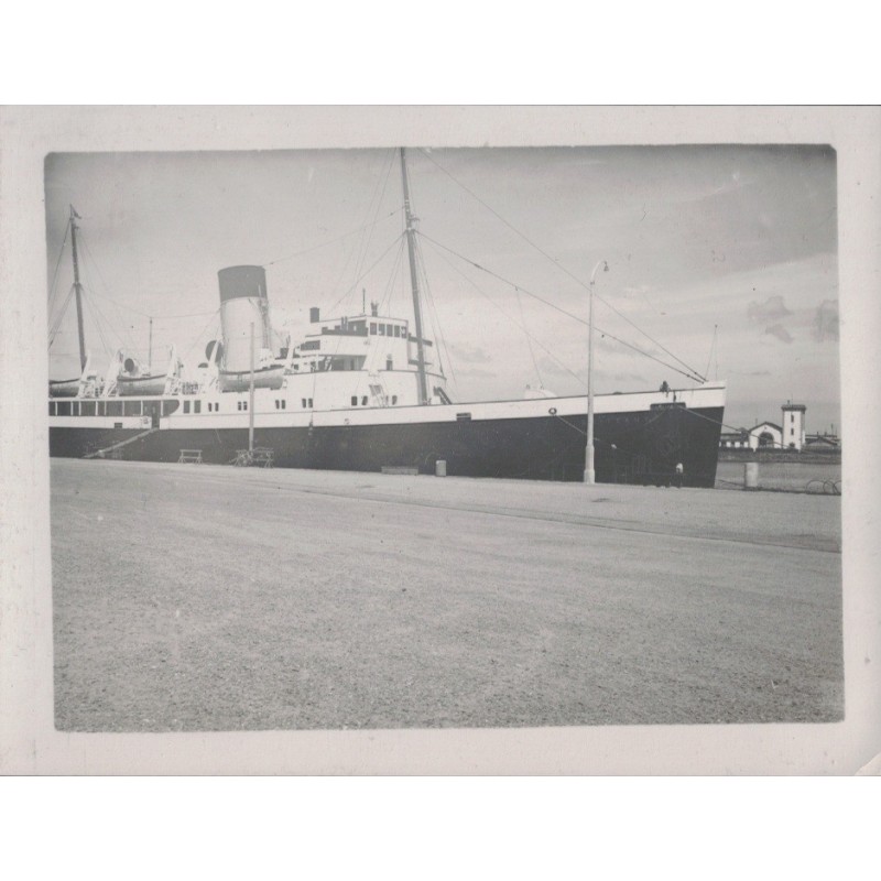 STEAMER "BRITTANY" - ST MALO LE 8-7-1937 EN PARTANCE POUR SOUTHAMPTON - PHOTOGRAPHIE. STEAMER "BRITTANY" - ST MALO LE 8-7-1937 EN PARTANCE POUR SOUTHAMPTON - PHOTOGRAPHIE.